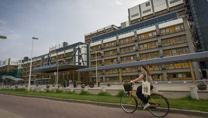 Una mujer va en bicicleta por un campus holandés. 