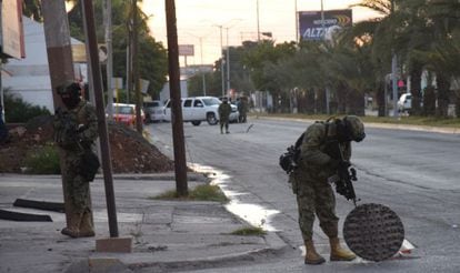 Un marino vigila una alcantarilla en Los Mochis, donde cayó El Chapo.