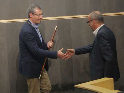 Martin Garitano (derecha) estrecha la mano a Markel Olano tras su nombramiento como diputado general de Gipuzkoa.