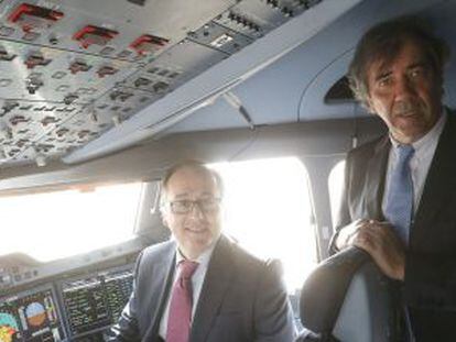 El presidente de Iberia, Luis Gallego, junto al responsable de Airbus Espa&ntilde;a, Fernando Alonso, en el interior del Airbus A350 WXB que aterriz&oacute; ayer en Madrid por primera vez, procedente de Toulouse en vuelo de pruebas. 