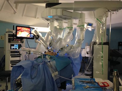 Extirpaci&oacute;n de un c&aacute;ncer de endometrio con la ayuda del robot 
 Da Vinci Xi, en el &aacute;rea de ginecolog&iacute;a del hospital Cl&iacute;nico San Carlos de Madrid.