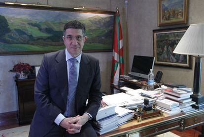 El <i>lehendakari,</i> Patxi López, en su despacho oficial en Vitoria el pasado mayo.