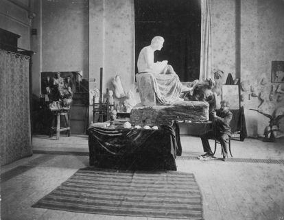 Max Klinger trabajando en su estudio de Leipzig en la estatua de Beethoven hacia 1900-1901. Fetichista con respecto a los materiales que utilizaba, Klinger viajó expresamente a los Pirineos para elegir el mármol negro con que esculpió el pedestal y el águila. La estatua se expone habitualmente en el Museum der bildenden Künste de Leipzig.