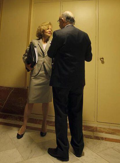 Salgado habla con Montoro ayer en los pasillos del Congreso.