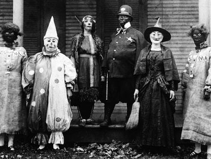 Un grupo de personas con disfraces, en una imagen sin fecha.