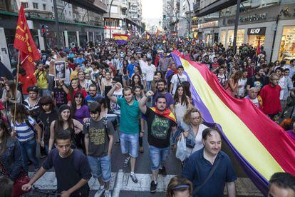 Unas 3.000 personas se han movilizado esta tarde en la Glorieta de España y en la Gran Vía de Murcia en favor de la República.