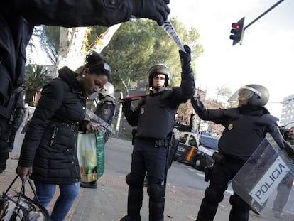 Desalojada del San Juan Evangelista se lleva sus pertenencias.