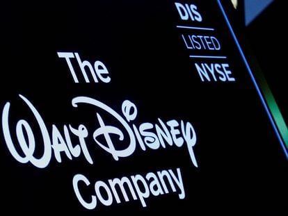 Una pantalla muestra el logotipo y un símbolo de cotización de The Walt Disney Company en el piso de la Bolsa de Valores de Nueva York.