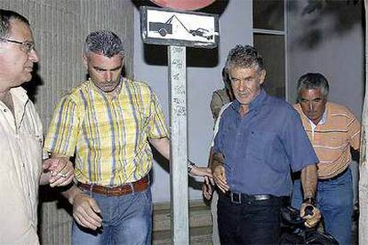 El constructor José Ávila Rojas (a la derecha) abandona los juzgados de Marbella tras quedar en libertad bajo fianza.
