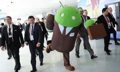El símbolo de Android camina por los pasillos de la feria.