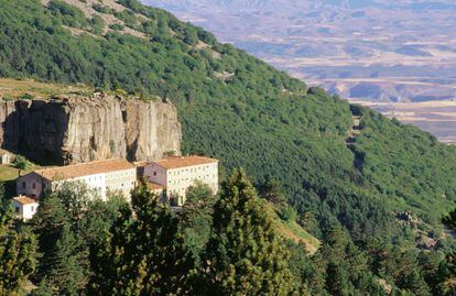 El Moncayo, cota más alta del Sistema Ibérico, cobija en su vertiente maña uno de los bosques más bellos del centro peninsular. Estos rodales de arboleda vieja son conocidos como Dehesa del Moncayo (en la foto) y en ellos se guarda un apretado hayedo salpicado de abedules y morrenas de piedra, que cubre las umbrías del Barranco de Castilla. Una zona de gran valor paisajístico, botánico y faunístico.