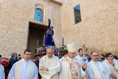 Salida del Abuelo del Camarín de Jesús, delante el obispo de Jaén, Sebastián Chico Martínez (en el centro). 