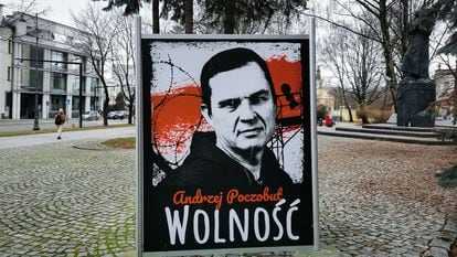 Un cartel con una foto del periodista y activista Andrzej Poczobut en el centro de la ciudad polaca de Bialystok, en noviembre de 2021.