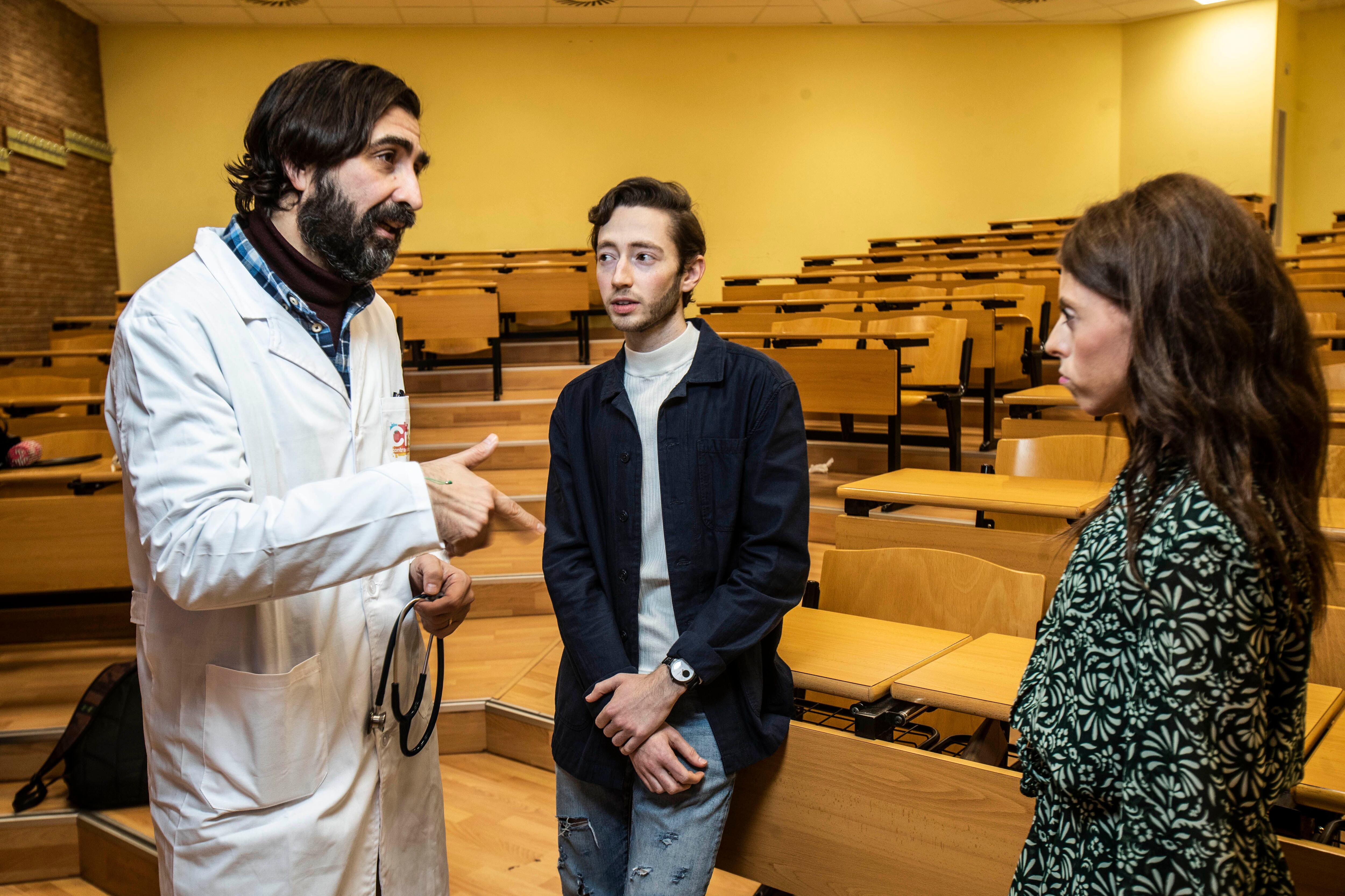 Pérez charla con los dos pacientes a quienes trató de leucemia, que ahora estudian Medicina.
