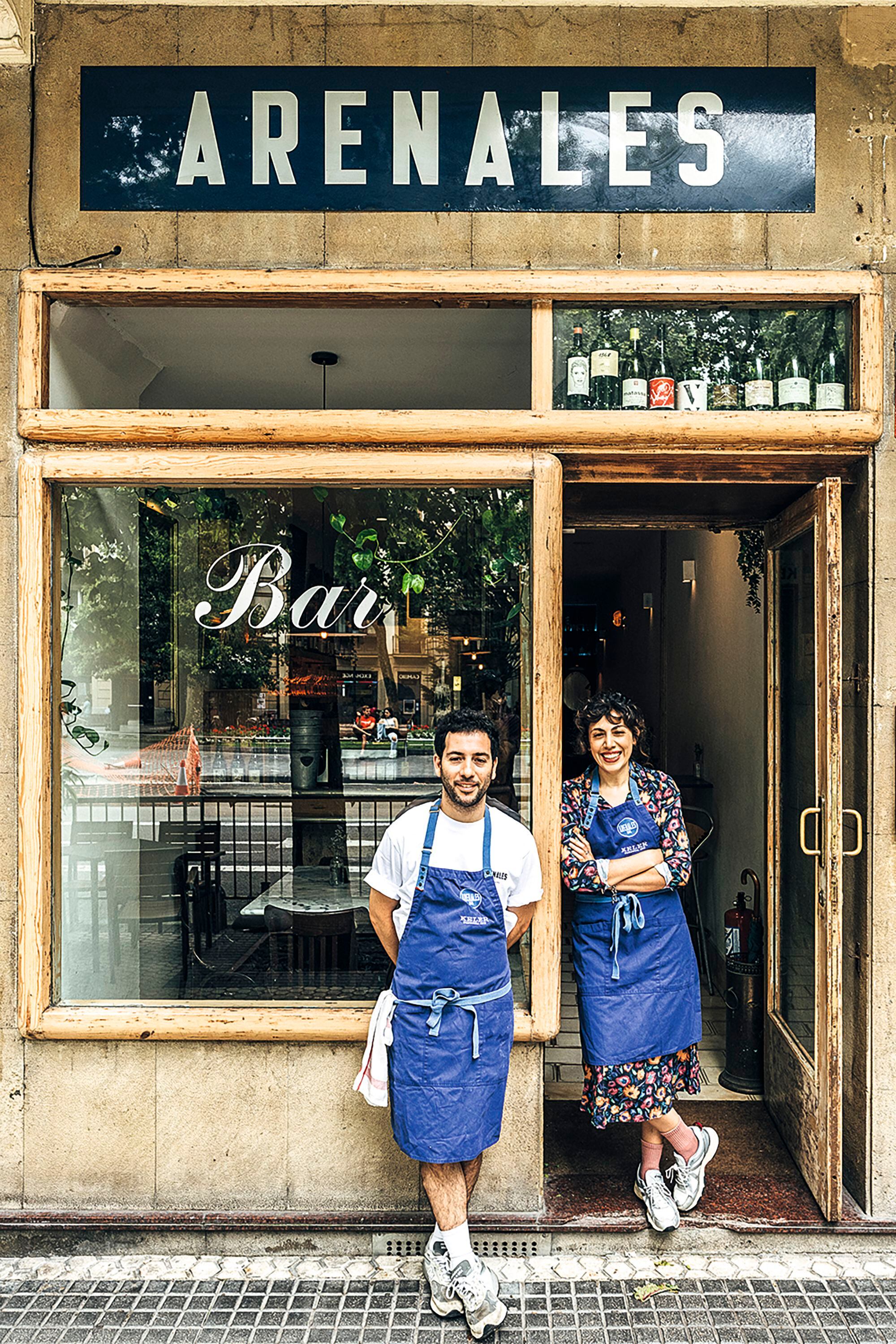 Los argentinos Santiago Torres y Cynthia Pereira, en su restaurante Arenales.