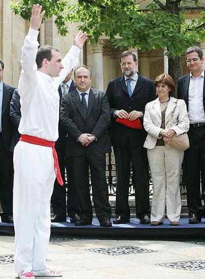 El líder del PP, Mariano Rajoy, en la Casa de Juntas de Gernika.