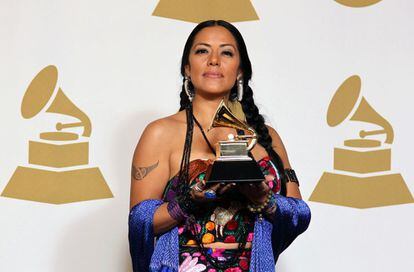 La mexicana Lila Downs, con el Grammy al mejor disco de música regional.
