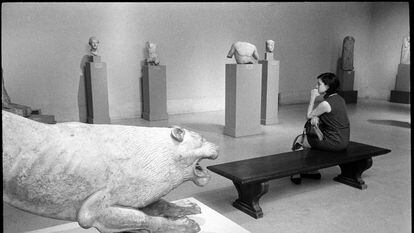 Una mujer en una sala del Museo Metropolitano de Nueva York, en una imagen de 1969.
