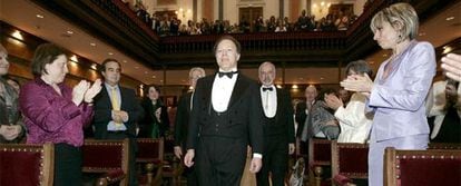 El escritor Javier Marías entra en la sala flanqueado por los últimos académicos en ingresar en la RAE, Pedro García Gutiérrez (izquierda) y Salvador Gutiérrez, momentos antes de la lectura de su discurso de ingreso en la Real Academia.