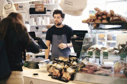 Interior de la Épicerie Générale, una tienda de comestibles de la Rue Moncey que irradia espíritu bio y permite hacer la compra y tomar un café.