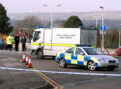 La policía inglesa acordona el equivalente de la DGT en Swansea, Inglaterra, el pasado miércoles. Una carta bomba estalló hiriendo a seis personas.