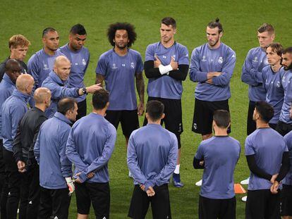 Zinedine Zidane da instrucciones a sus jugadores.