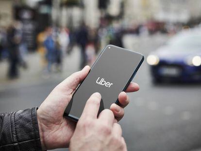 Un hombre utiliza la aplicación de Uber en Londres.