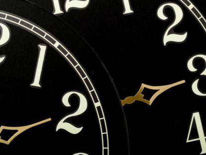 Imagen de un reloj con el cambio de hora.