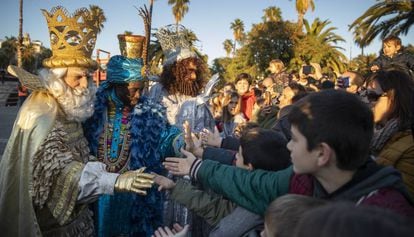 Els Reis d'Orient saluden els nens a Barcelona