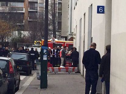 Bomberos y policías frente a las oficinas del periódico satírico francés Charlie Hebdo.