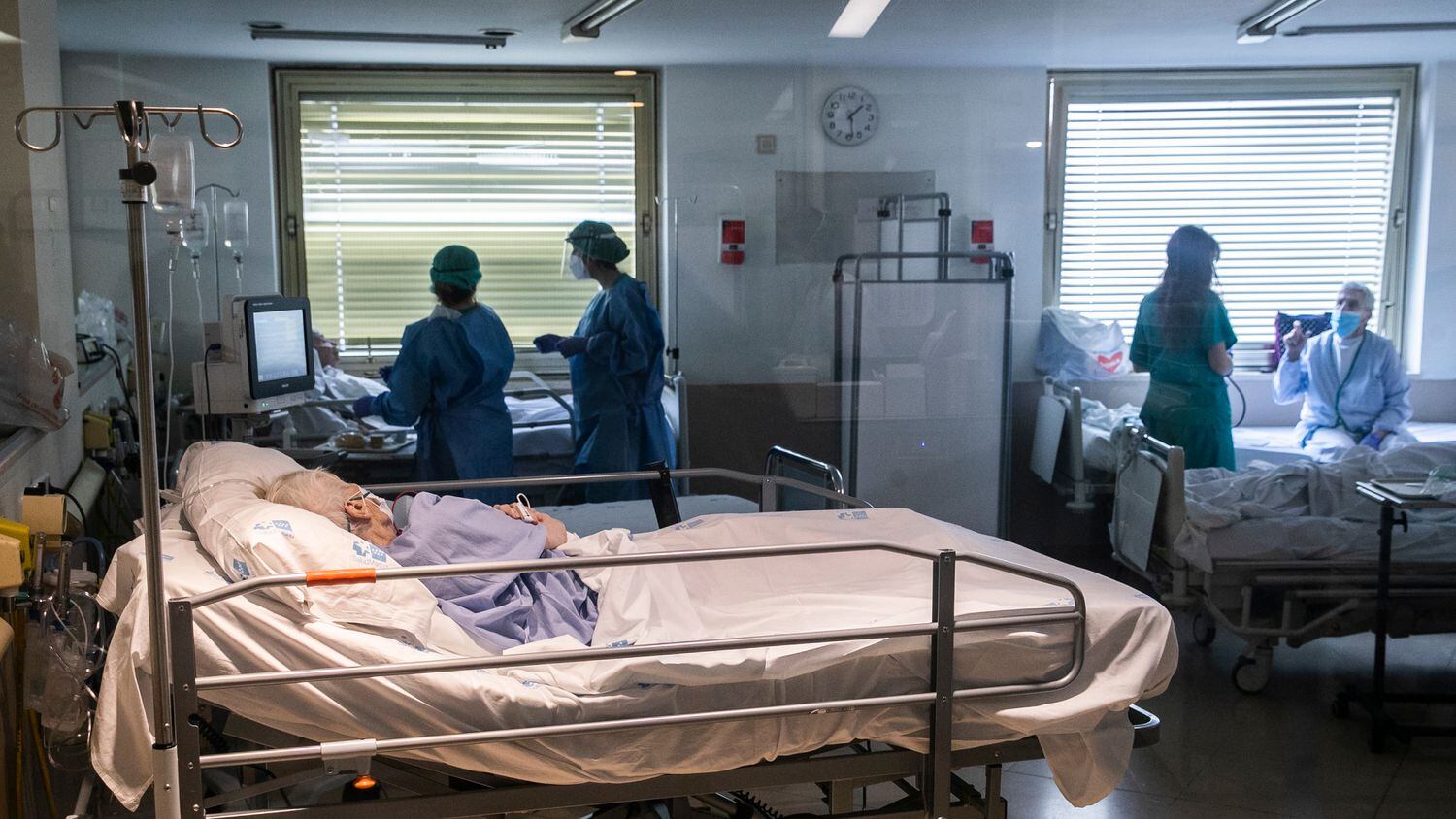 Personal sanitario y enfermos en Urgencias del hospital Gregorio Marañón.