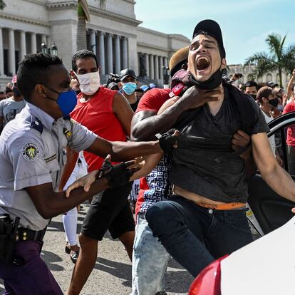 TOPSHOT - A man is arrested during a demonstration against the government of Cuban President Miguel Diaz-Canel in Havana, on July 11, 2021. - Thousands of Cubans took part in rare protests Sunday against the communist government, marching through a town chanting "Down with the dictatorship" and "We want liberty." (Photo by YAMIL LAGE / AFP)