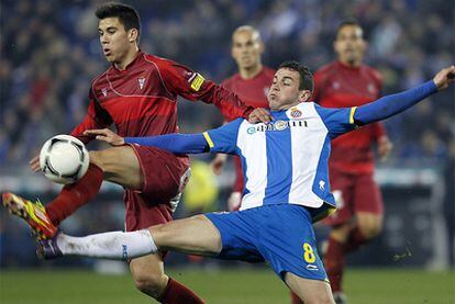 El delantero del Espanyol Álvaro Vázquez pelea un balón con Patiño, del Córdoba.
