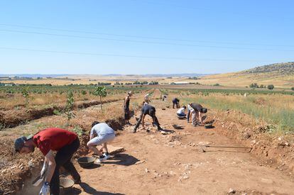 Arqueólogos en Alarcos, despejando y el examinando el terreno antes de las excavaciones.