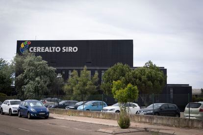 Siro factory in the Palencia town of Venta de Baños.  JUAN MERCE