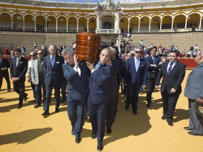 Un momento del homenaje al fallecido Pepe Luis V&aacute;zquez en La Maestranza. 