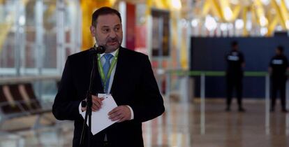 El ministro de Transportes, Movilidad y Agenda Urbana, José Luis Ábalos, durante su visita del pasado día 20 al Aeropuerto de Madrid-Barajas.