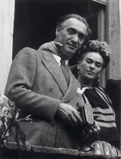 Frida Kahlo y el fotógrafo Nickolas Muray en 1939. "Mi adorado, mi niño y mi amado", así se refería Frida al fotógrafo neoyorquino de origen húngaro Nickolas Muray, con quien vivió una apasionada relación. Algunas de las mejores fotos de Kahlo fueron tomadas por él.