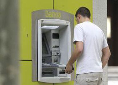Un hombre saca dinero de un cajero autom&aacute;tico de Bankia en Madrid. EFE/Archivo