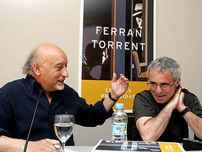 Ferran Torrent (a la derecha) y Manuel Vicent, durante la presentación de <i>Especies protegidas</i>.