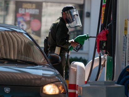 Un trabajador dispensa gasolina en Ciudad de México.