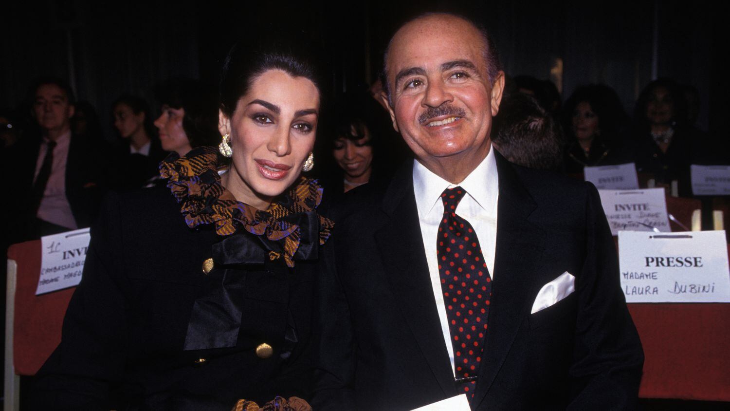 Adnan Khashoggi y su esposa Shahpari, en París, en 1992.