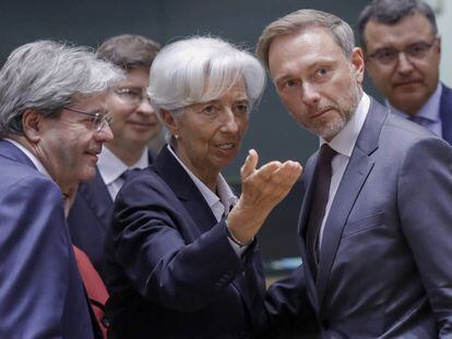 El comisario europeo de Economía, Paolo Gentiloni (izquierda), la presidenta del BCE, Christine Lagarde, y el ministro de Finanzas alemán, Christian Lindner, el pasado 23 de mayo en Bruselas.