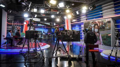 Un camarógrafo y periodistas trabajan en Crónica Televisión, el 15 de abril de 2020, en Buenos Aires (Argentina).