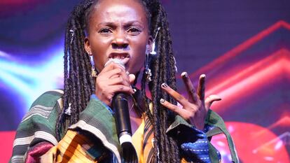 Tisho actúa sobre el escenario del Balmoral Hall, en Victoria Island, Lagos, Nigeria, este 25 de marzo, durante el Vis a Vis entre promotores culturales españoles y músicos nigerianos.