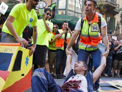 Manifestación de los trabajadores de las ambulancias, esta mañana en Barcelona.