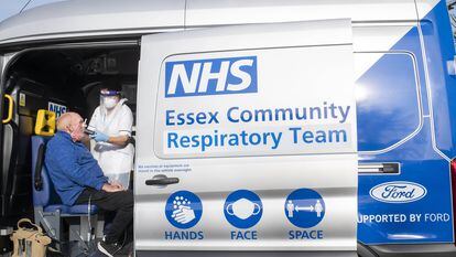 Una ambulancia atiende a un paciente en Essex, el Reino Unido.