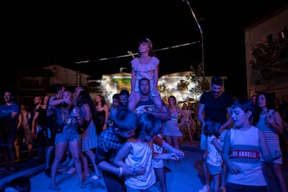 Asistentes a un concierto en una verbena de pueblo en verano de 2022 en España. 
