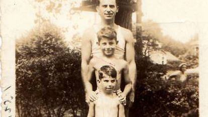 Philip Roth (en primer plano), con su hermano Sandy y su padre, en la playa de Bradley (Nueva Jersey), en 1937. La imagen apareció en la cubierta del libro Patrimonio. 