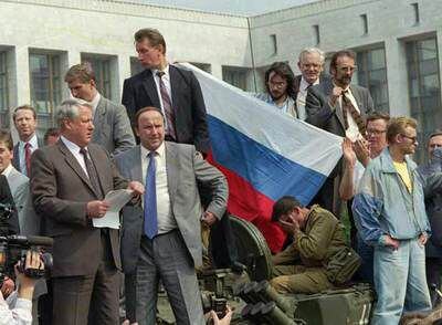 Borís Yeltsin (izquierda) pronuncia un discurso en lo alto de un tanque frente al Parlamento ruso en 1991.